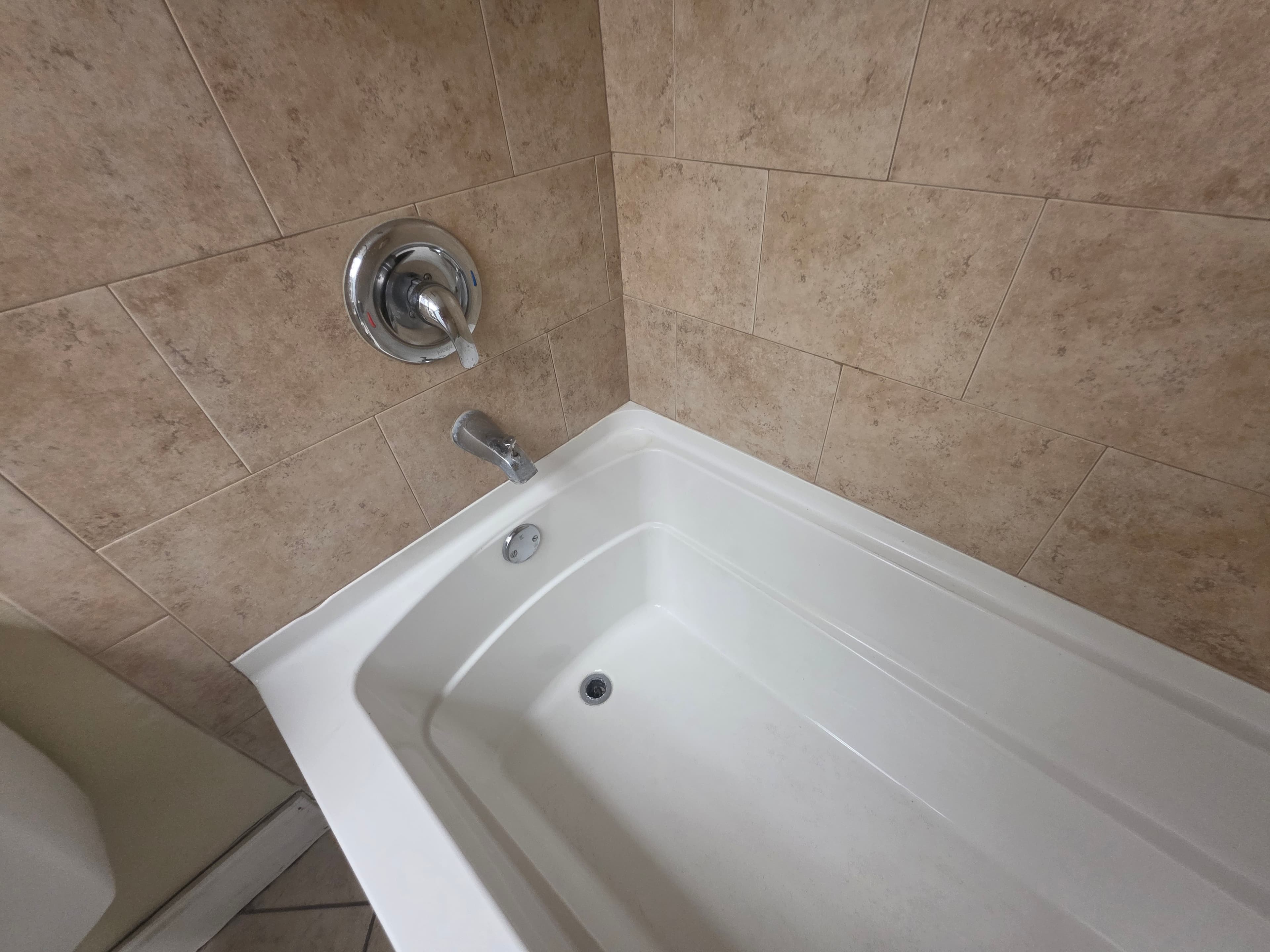 The same bathtub gleaming after a Select Home Cleaning deep clean